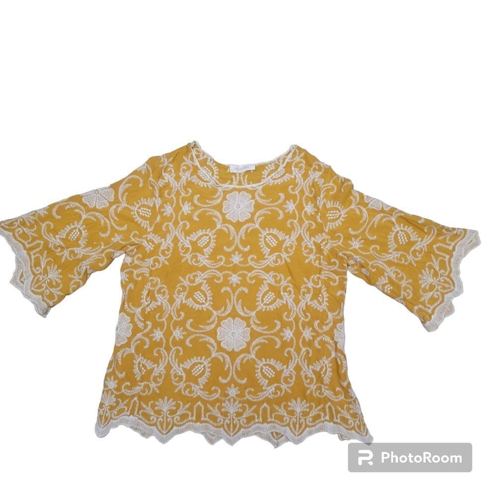 Solitaire Embroidered Top with 3/4 Sleeves and Scallop Hem. Size M.